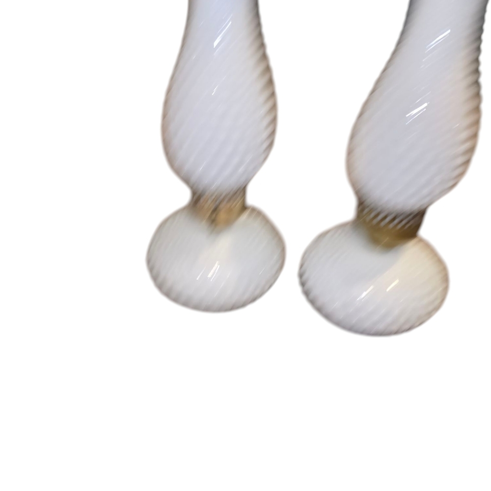 VINTAGE MILK GLASS AND ELECTRIC Pair BOUDOIR LAMPS MILK GLASS‎ HOBNAIL CHIMNEY - Picture 3 of 14